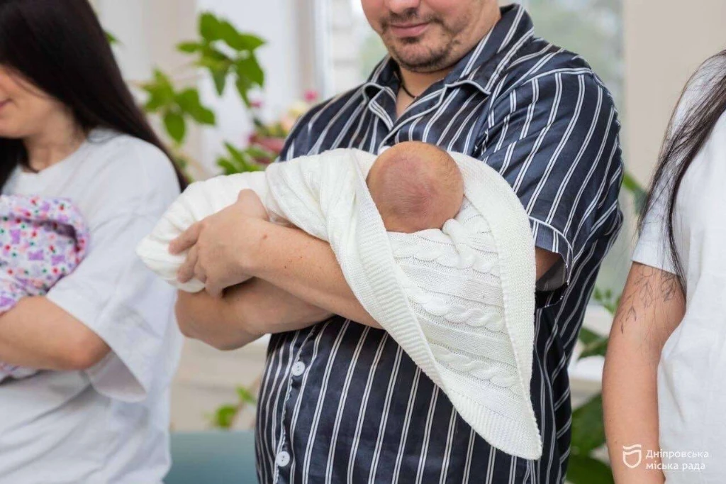 У День міста у Дніпрі народилося 12 дітей — родини отримають по 10 тисяч гривень на кожне немовля У День міста у Дніпрі народилося 12 дітей — родини отримають по 10 тисяч гривень на кожне немовля